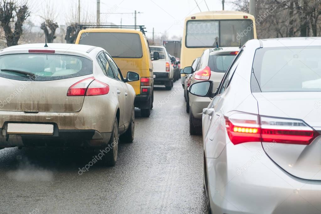 Coche dentro del atasco de tráfico en la autopista de hora punta en los