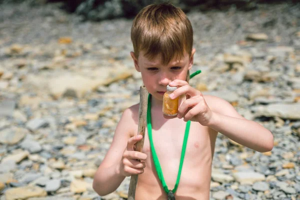 El niño encontró un frasco con un polvo y es peligroso — Foto de Stock