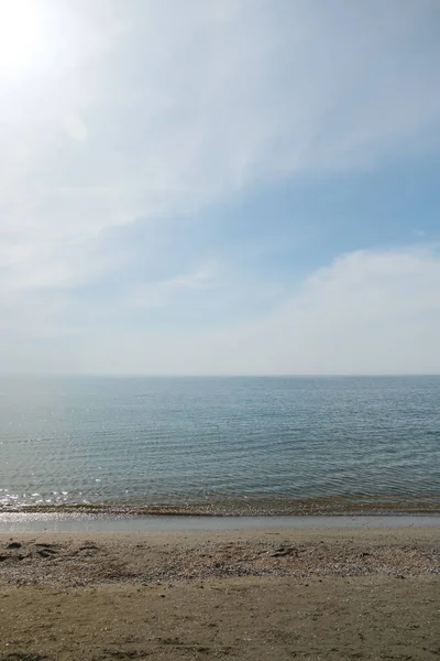 Zonsopgang op de zee met een deel van het zandstrand. Zwarte Zee, Rusland — Stockfoto
