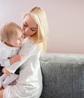 Anne yatak odasında bebeğiyle oynuyor..