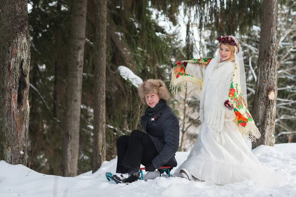 新郎和新娘在寒冷的冬天森林与木制雪橇大 — 图库照片