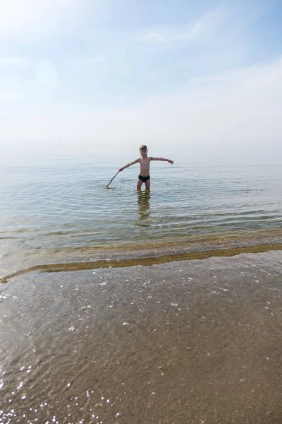 Lindo chico en la playa de mar — Foto de Stock