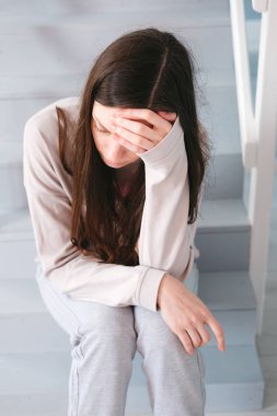 Yalnız ve depresyonda oturan bir kadın