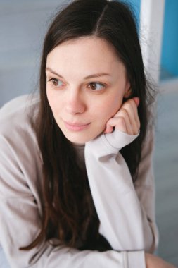 düşünme genç kadın evde oturan