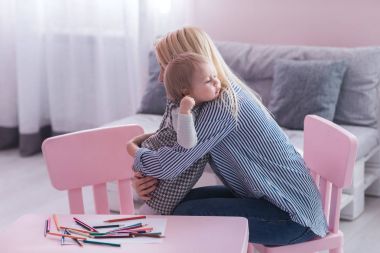 Onun yürümeye başlayan çocuk ile mutlu güzel anne portresi