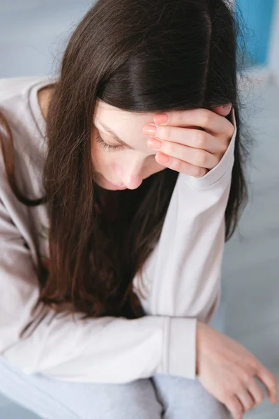 Una mujer sentada sola y deprimida — Foto de Stock