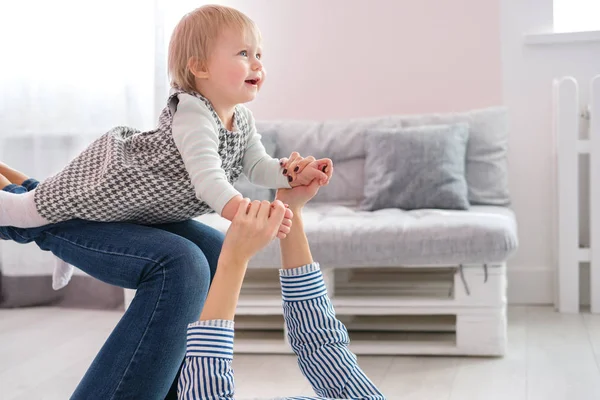 Şirin bebeği tutarak yerde yatarken anne