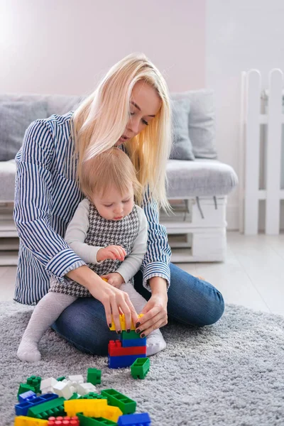 Anne ile kızı oynamak için bir oda