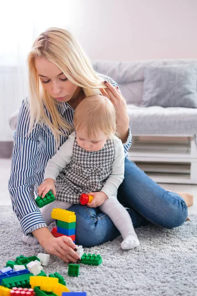 Anne ile kızı oynamak için bir oda