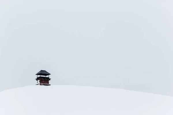 Крыша шале, покрытая снегом — стоковое фото