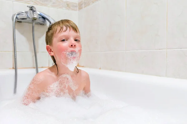Ребенок купается в ванной — стоковое фото