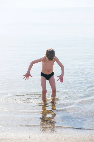 Lindo chico en la playa de mar — Foto de Stock