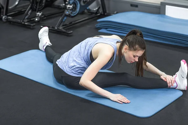 Vista posteriore della donna sportiva che fa esercizio di stretching — Foto Stock