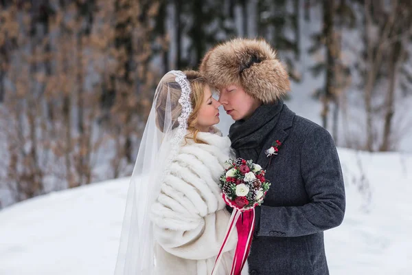 Liebende Braut und Bräutigam auf ihrer Winterhochzeit — Stockfoto