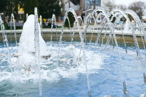水的旱喷泉在公园特写 — 图库照片