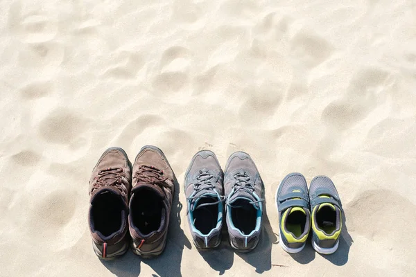 Бег обуви семьи, вид сверху на песок, отдых и праздники — стоковое фото