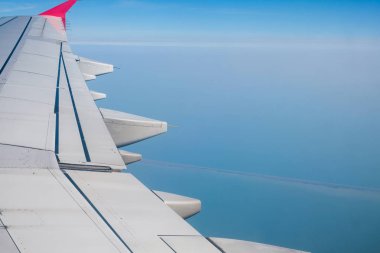 Bulutların üzerinde uçan bir uçağın kanadı.