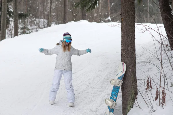 Genç kızın snowboard dağdan iniş önce ısınma