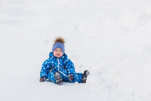 Mały chłopiec cute malucha na zewnątrz chodzenie na piękny słoneczny zimowy dzień — Zdjęcie stockowe