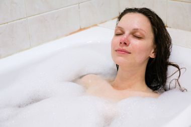 # Genç ve güzel bir kız köpükle banyoda #