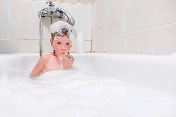 Klein kind is het wassen van haar haren in Bad — Stockfoto