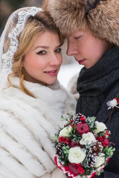 Lovers bride and groom on their winter wedding — Stock Photo, Image