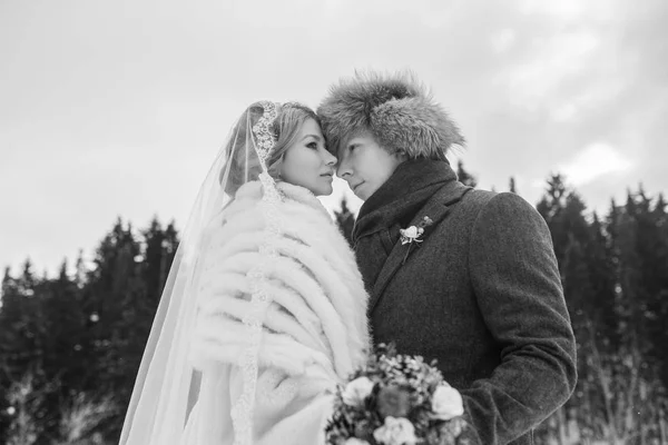 Gli amanti sposa e sposo sul loro matrimonio invernale — Foto Stock