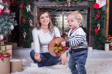 Mutlu anne ve oğlu Noel zamanda