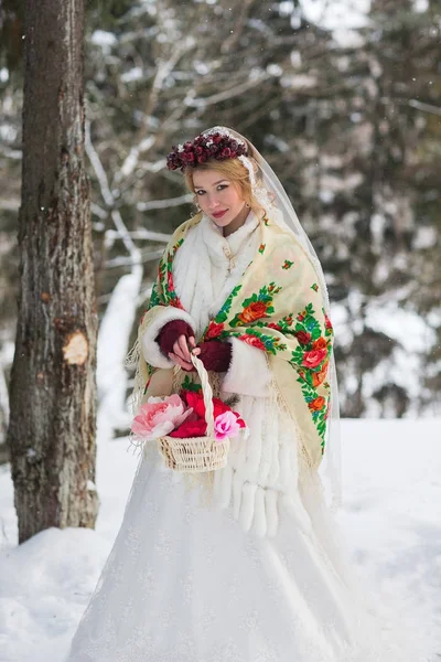 Braut im roten Schal im russischen Stil — Stockfoto