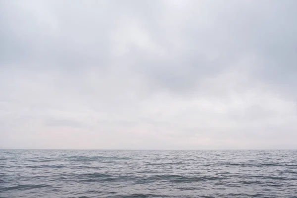 Pohled na nebe a moře několik minut před bouří — Stock fotografie