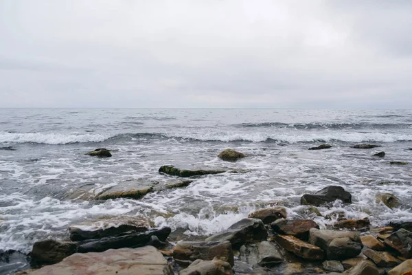 Шторм на Черном море зимой — стоковое фото