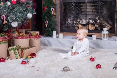 sevimli gülümseyen yürümeye başlayan çocuk Noel