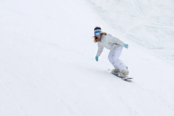 Snowboarderin rockt im Winter die Pisten — Stockfoto