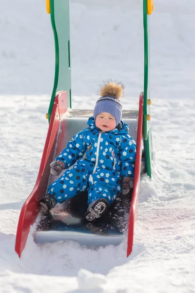 Menino feliz brincando na neve — Fotografia de Stock