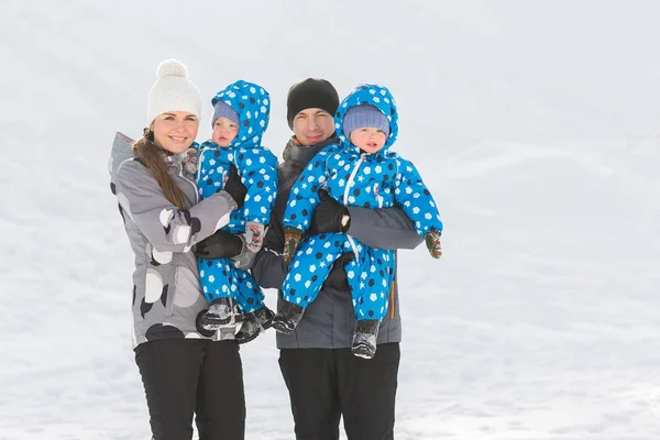 Retrato de familia feliz con gemelos en invierno Park en un día soleado — Foto de Stock