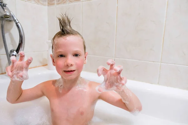 A child playing in a bubble bath at home — Stock Photo, Image