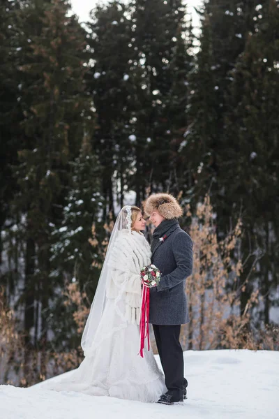 恋人新娘和新郎在冬季婚礼上 — 图库照片