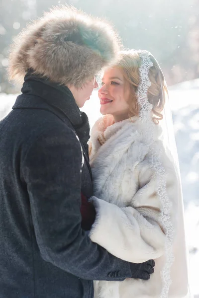 Glückliches Hochzeitspaar an einem Wintertag im Freien — Stockfoto