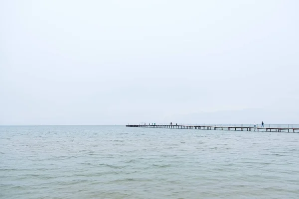 Akşam çakıl şeffaf deniz. — Stok fotoğraf