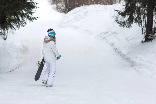 Snowboarderin bei kaltem Winterwetter mit Snowboard davongelaufen — Stockfoto