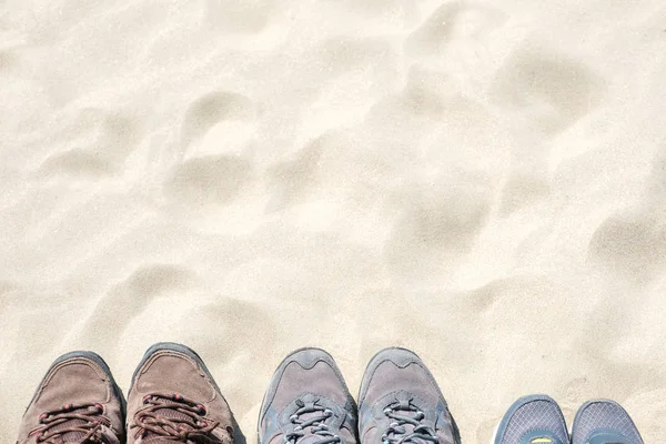 ランニング シューズ家族、砂、休暇や休日の平面図 — ストック写真