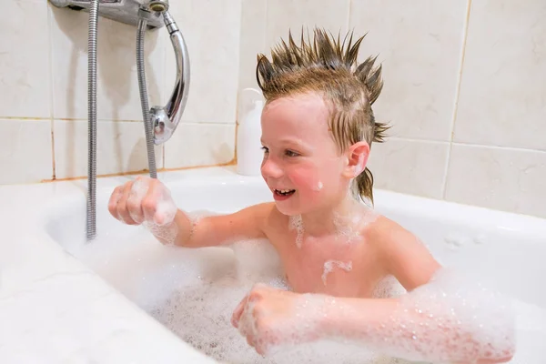 Little child is washing her hair in bath — Stock Photo, Image