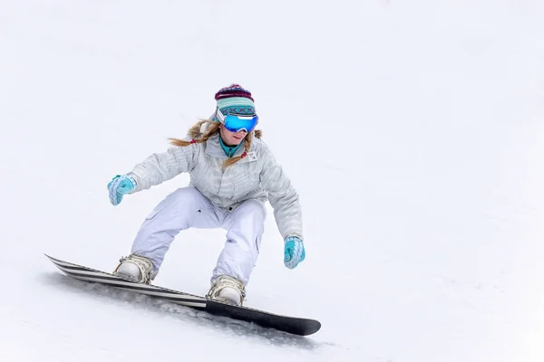 Jovem snowboarder em movimento em snowboard nas montanhas — Fotografia de Stock