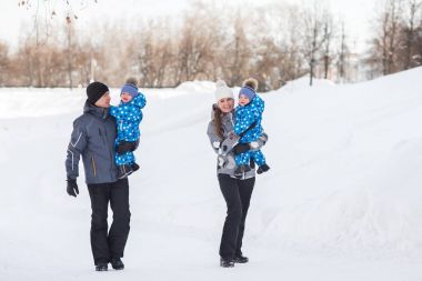 İkizler Frost kışın Parkta yürümek kadar kolay bir aileyle