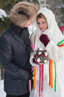 Sevgili gelin ve damat onların Kış Düğün Doğum