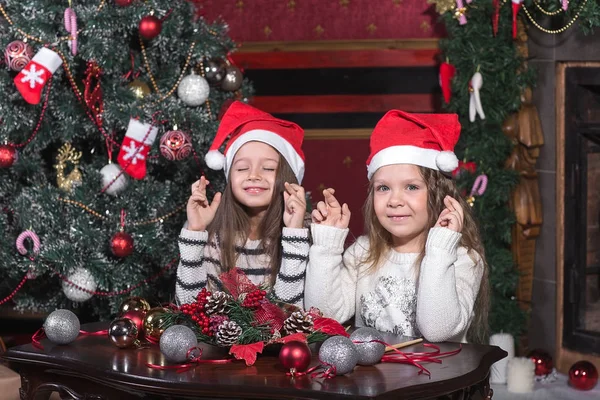 Niñas pide un deseo en Navidad — Foto de Stock