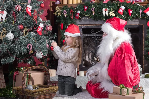 サンタ クロースとクリスマスの準備かわいい女の子. — ストック写真