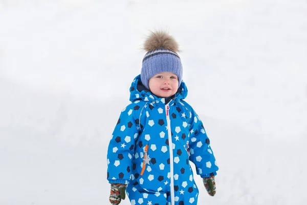 Pequeño niño lindo caminando al aire libre en hermoso día de invierno soleado — Foto de Stock
