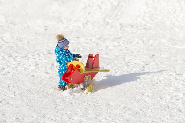 Joyeux garçon jouant dans la neige — Photo