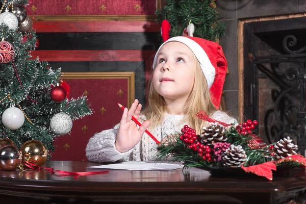 Christmas barn skriva brev till jultomten. — Stockfoto